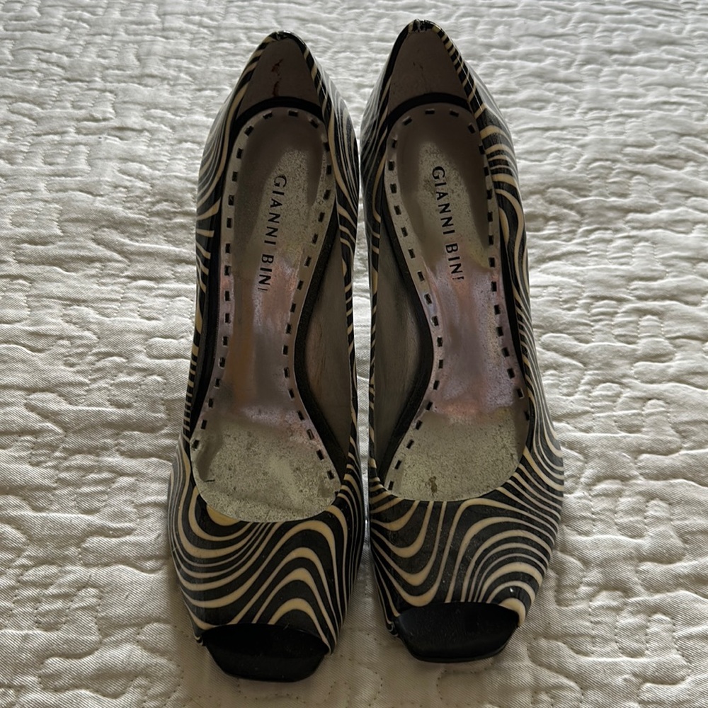 Gianni Bini black and white heels size 8